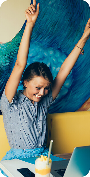 Glückliche Frau in einem Café