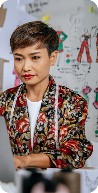 Junge Designerin mit Laptop